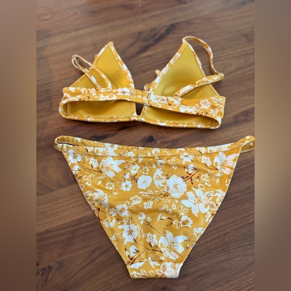 H&M Yellow/Floral Low Waist Bikini Bottom - Size - 6. Missing size tag - Picture 3 of 3
